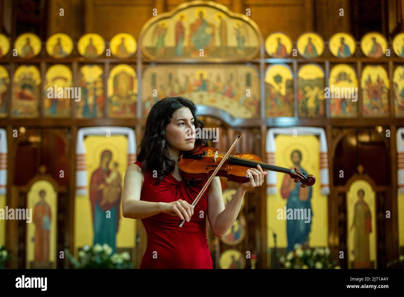 Londra, Regno Unito. 5 maggio 2022. Il violinista Irène Duval si esibisce presso la cattedrale cattolica Ucraina nel centro di Londra, davanti a un concerto di raccolta fondi organizzato da Wigmore Hall per il nuovo centro di accoglienza ucraino, istituito per aiutare gli ucraini ad arrivare nel Regno Unito sfollati dalla guerra. Credit: Stephen Chung / Alamy Live News Foto Stock