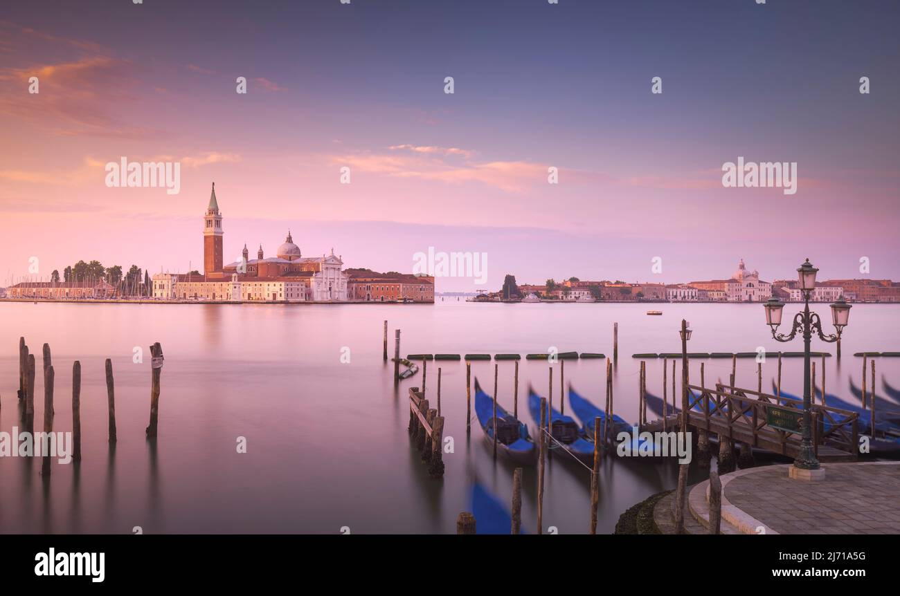 Laguna di Venezia all'alba, chiesa di San Giorgio maggiore e gondole. Italia, Europa. Fotografia a lunga esposizione. Foto Stock