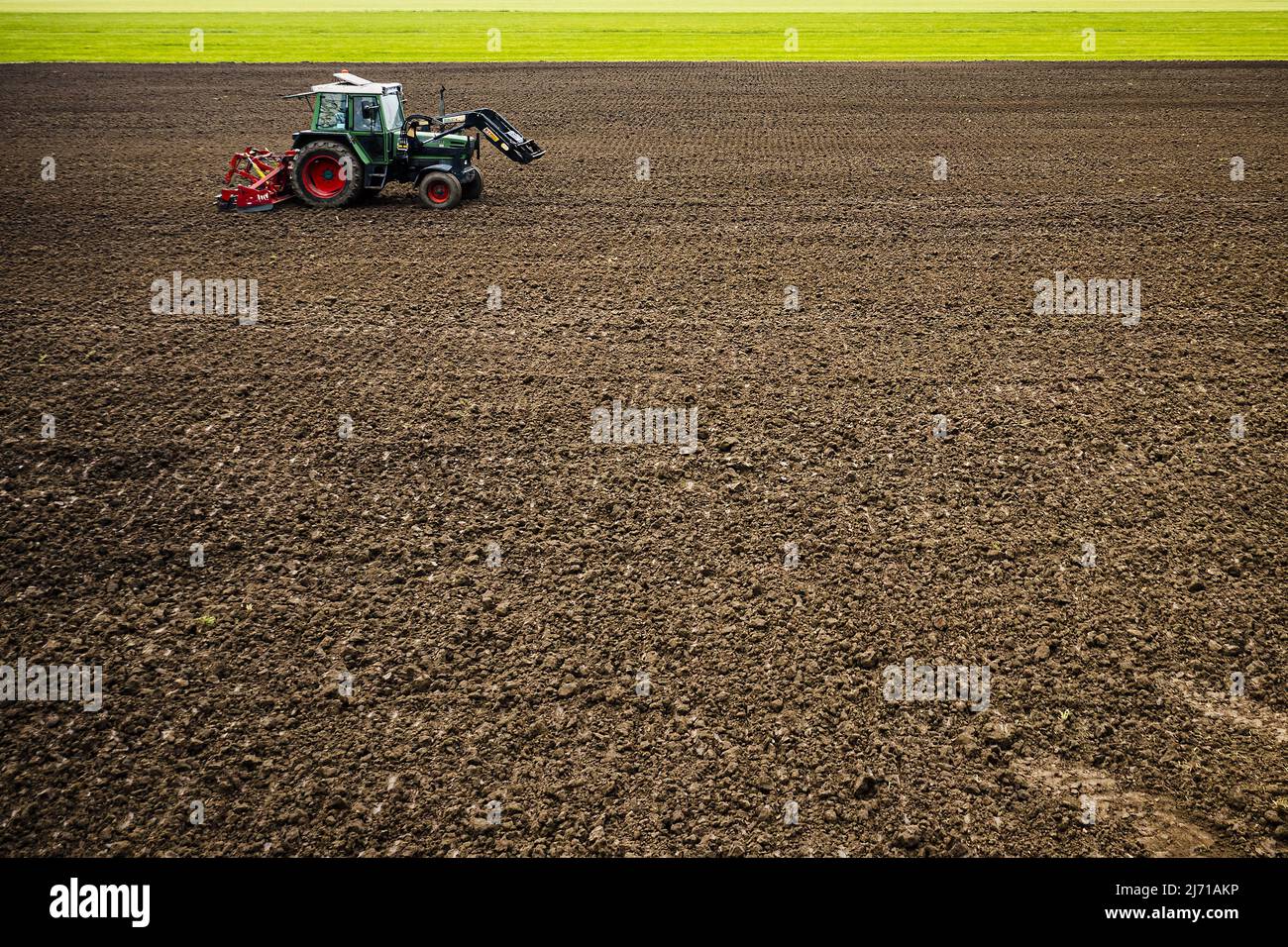 2022-05-05 12:38:56 RAAMSDONKVEER - Un agricoltore aratri il suo campo asciutto. A causa di una carenza di precipitazioni, il raccolto presso gli agricoltori è in pericolo. Nelle prossime settimane si prevede una precipitazione molto ridotta. ANP ROB ANGELAAR olanda OUT - belgio OUT Foto Stock