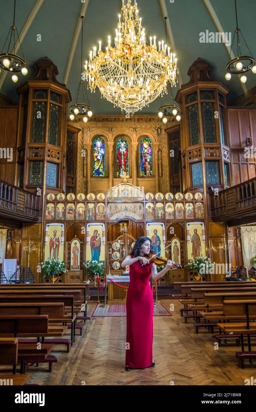 Londra UK 05 Maggio 2022 il violinista Irène Duval si esibisce presso la Cattedrale Cattolica Ucraina di Londra per un concerto di raccolta fondi organizzato da Wigmore Hall per il Centro di accoglienza ucraino degli ucraini che arriva nel Regno Unito .Paul Quezada-Neiman/Alamy Live News Foto Stock