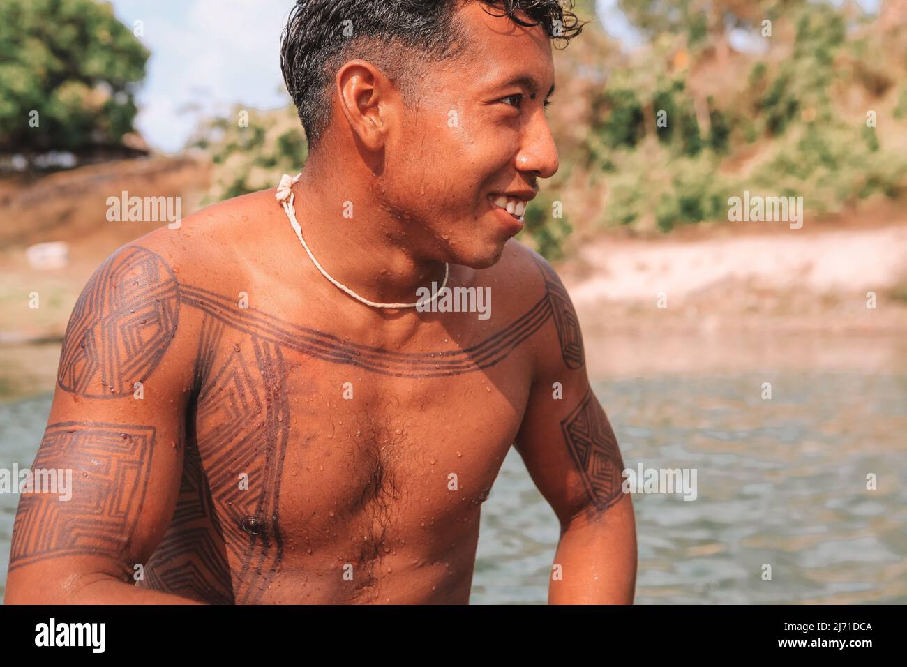 Giovane indiano della tribù amazzonica Asurini che si bagna nel fiume Xingu. Brasile, 2009. Foto Stock
