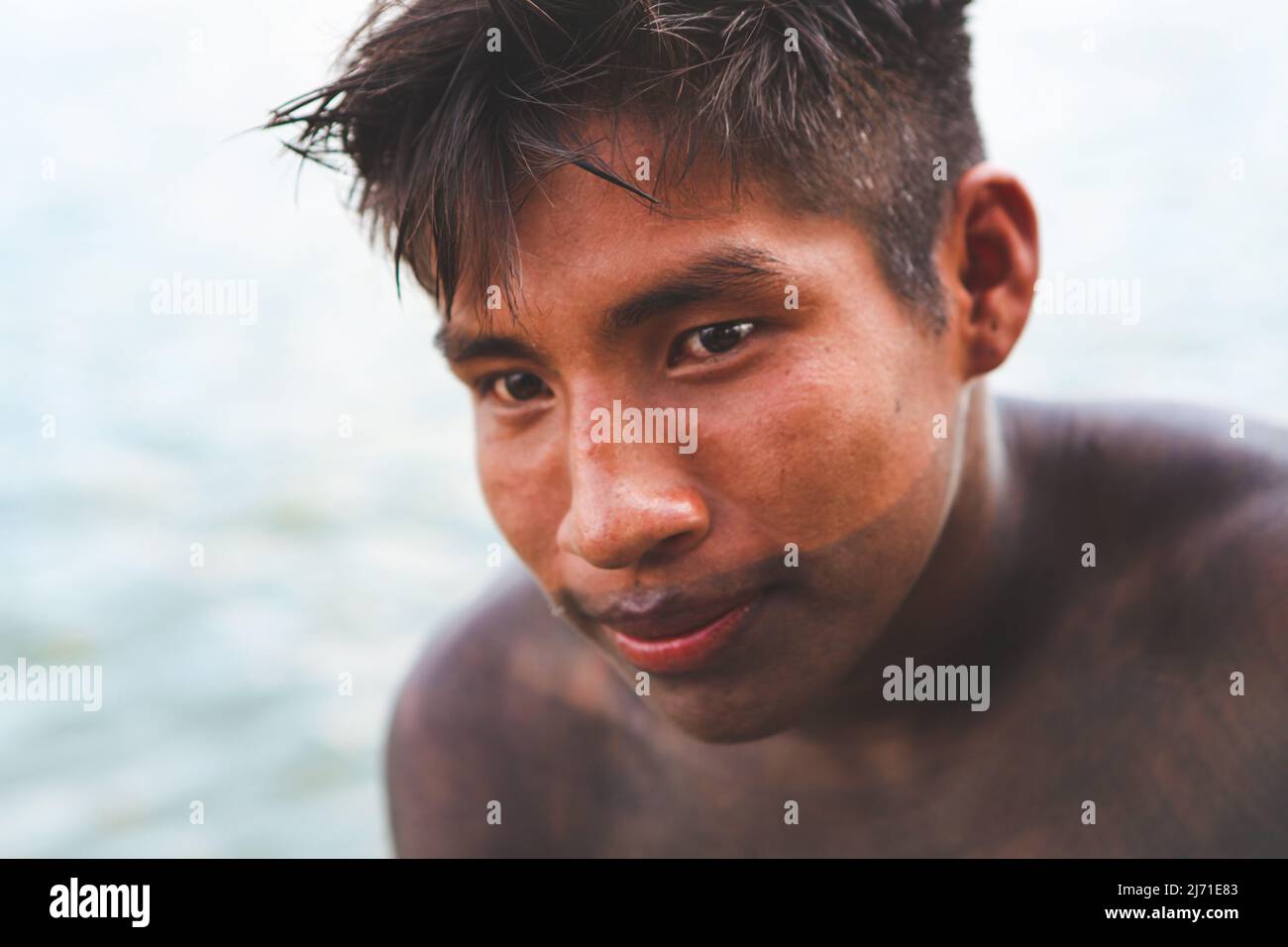 Giovane maniero indigeno della tribù indiana Asurini di Baixo Amazonas, Pará, Amazzonia, Brasile. 2010. Foto Stock