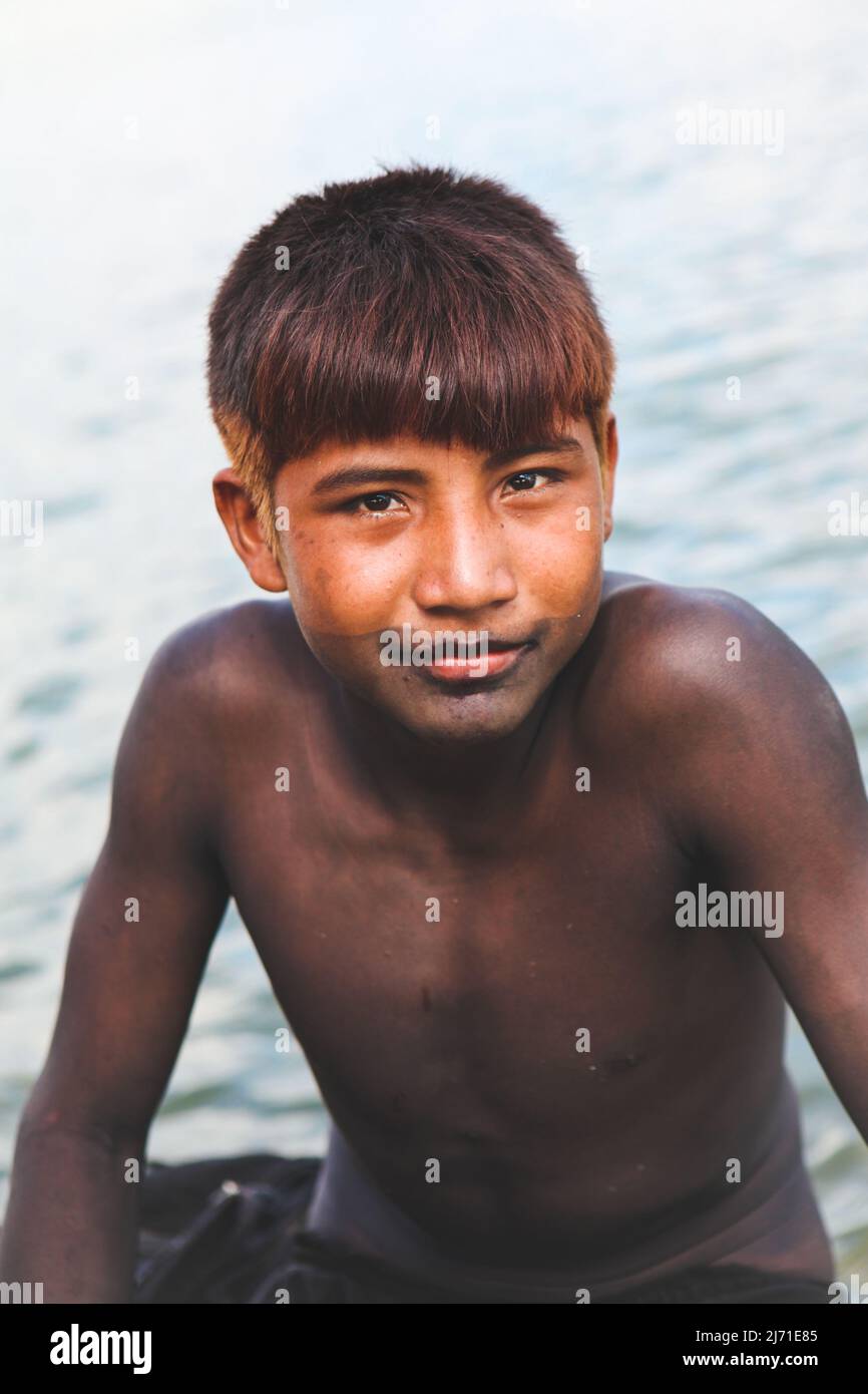 Giovane maniero indigeno della tribù indiana Asurini di Baixo Amazonas, Pará, Amazzonia, Brasile. 2010. Foto Stock