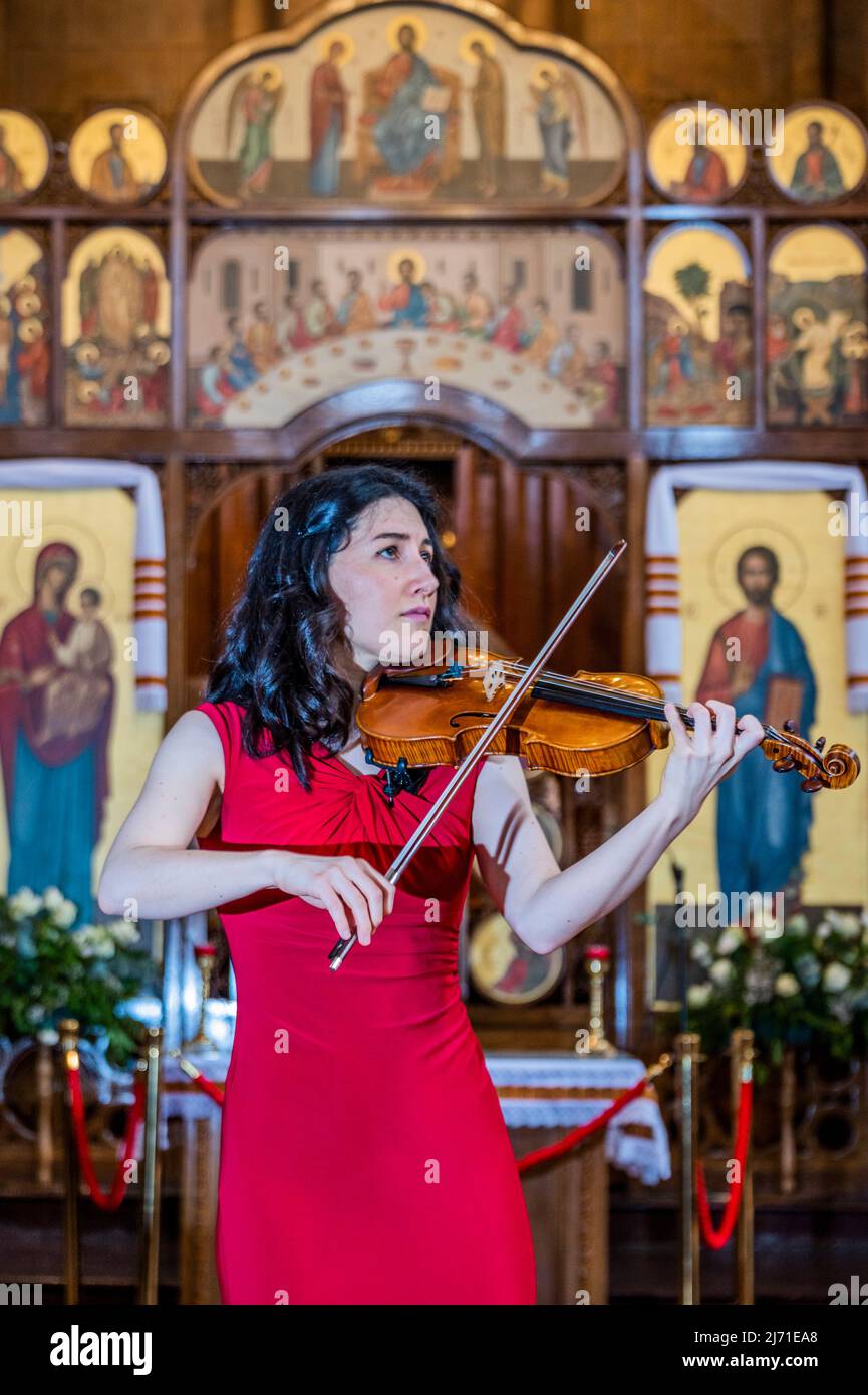 Londra, Regno Unito. 5 maggio 2022. Il violinista Irène Duval si esibisce presso la cattedrale cattolica Ucraina di Londra per un concerto di raccolta fondi organizzato da Wigmore Hall per il centro di accoglienza ucraino. Credit: Guy Bell/Alamy Live News Foto Stock