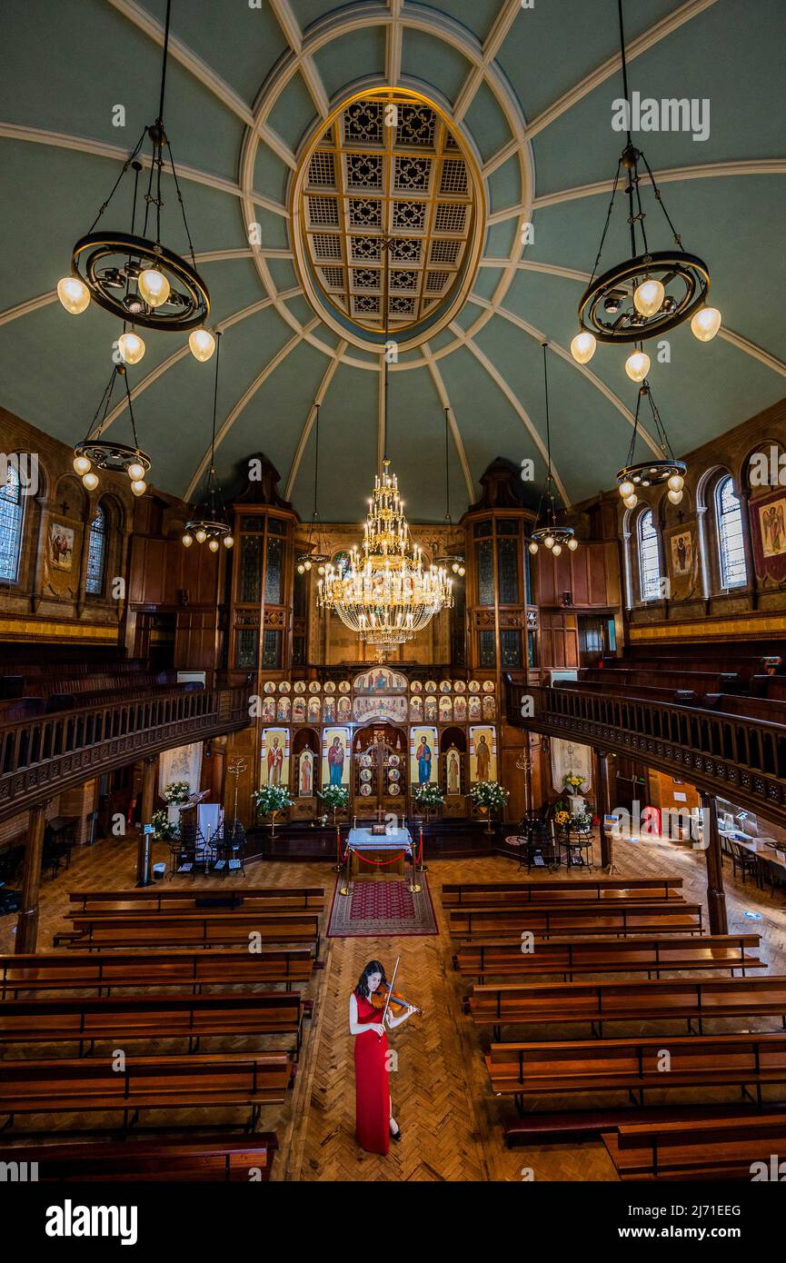 Londra, Regno Unito. 5 maggio 2022. Il violinista Irène Duval si esibisce presso la cattedrale cattolica Ucraina di Londra per un concerto di raccolta fondi organizzato da Wigmore Hall per il centro di accoglienza ucraino. Credit: Guy Bell/Alamy Live News Foto Stock