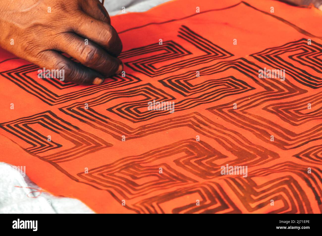 Pittura a mano arte tribale geometrica della tribù indigena Asurini. Xingu Rive, Baixo Amazonas, Amazzonia, Brasile. 2007. Foto Stock