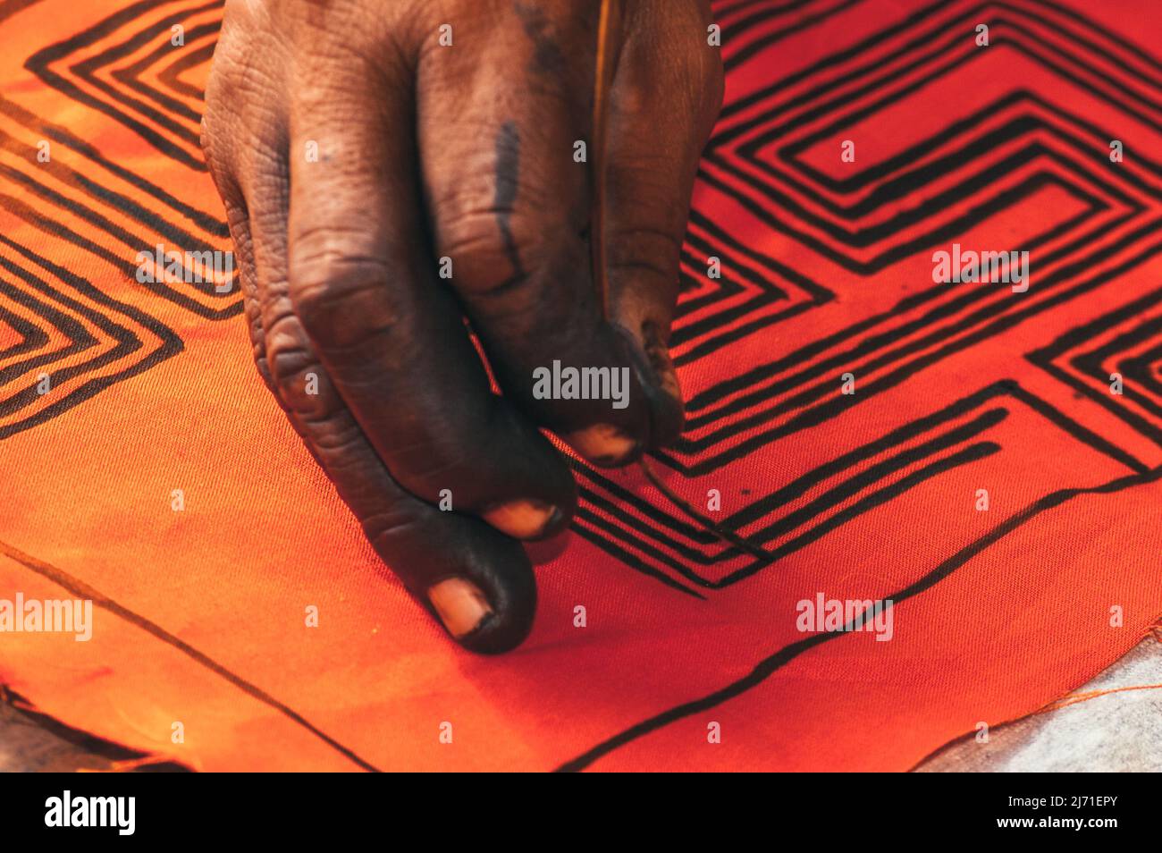 Pittura a mano arte tribale geometrica della tribù indigena Asurini. Xingu Rive, Baixo Amazonas, Amazzonia, Brasile. 2007. Foto Stock