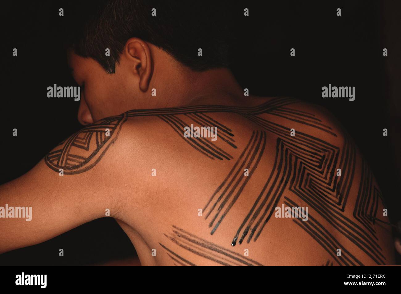 Giovane uomo tribale con il suo corpo dipinto con arte tribale Baixo Amazonas, Rio Xingu, Amazzonia brasiliana, 2007. Foto Stock