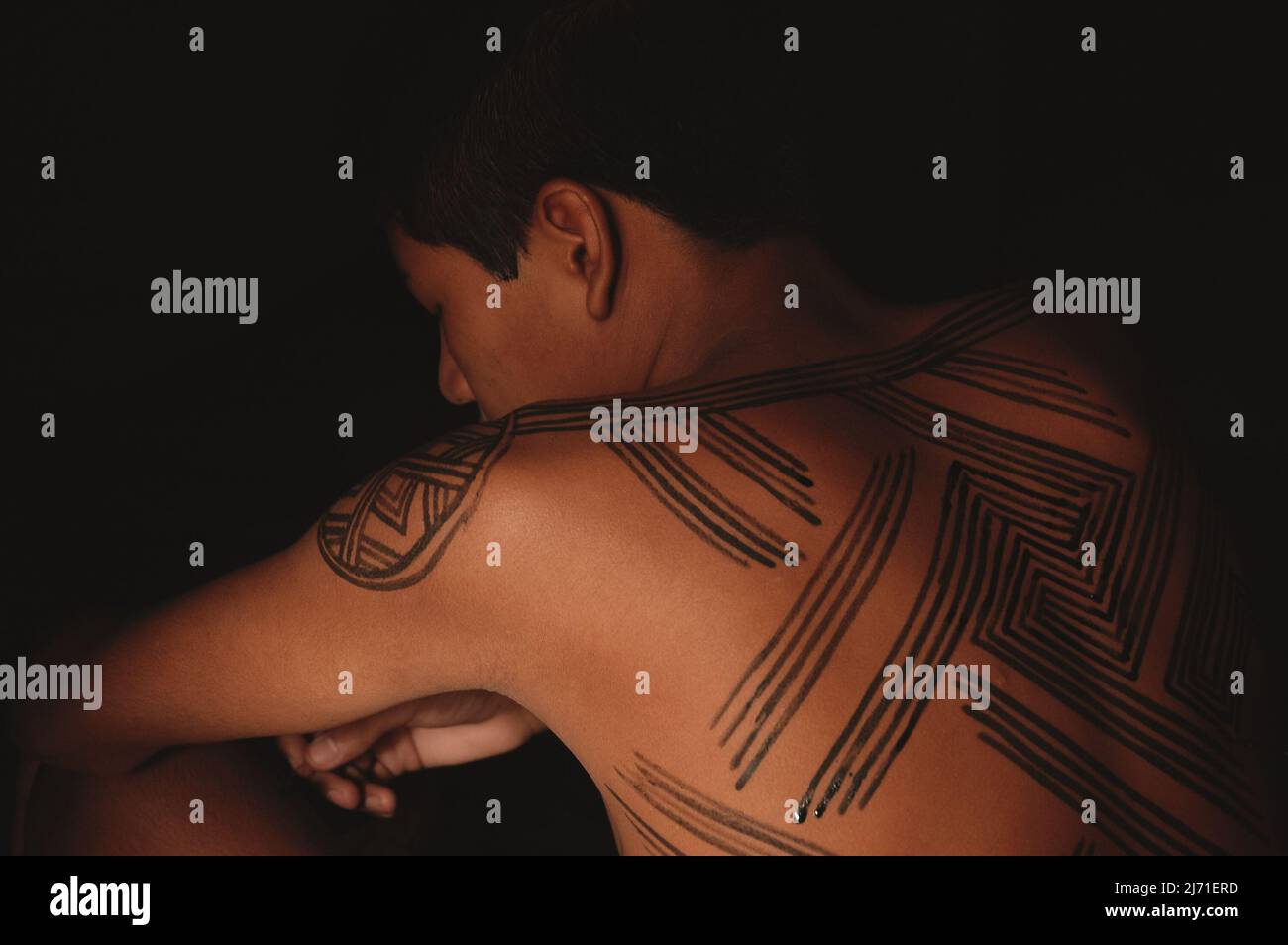 Giovane uomo tribale con il suo corpo dipinto con arte tribale Baixo Amazonas, Rio Xingu, Amazzonia brasiliana, 2007. Foto Stock