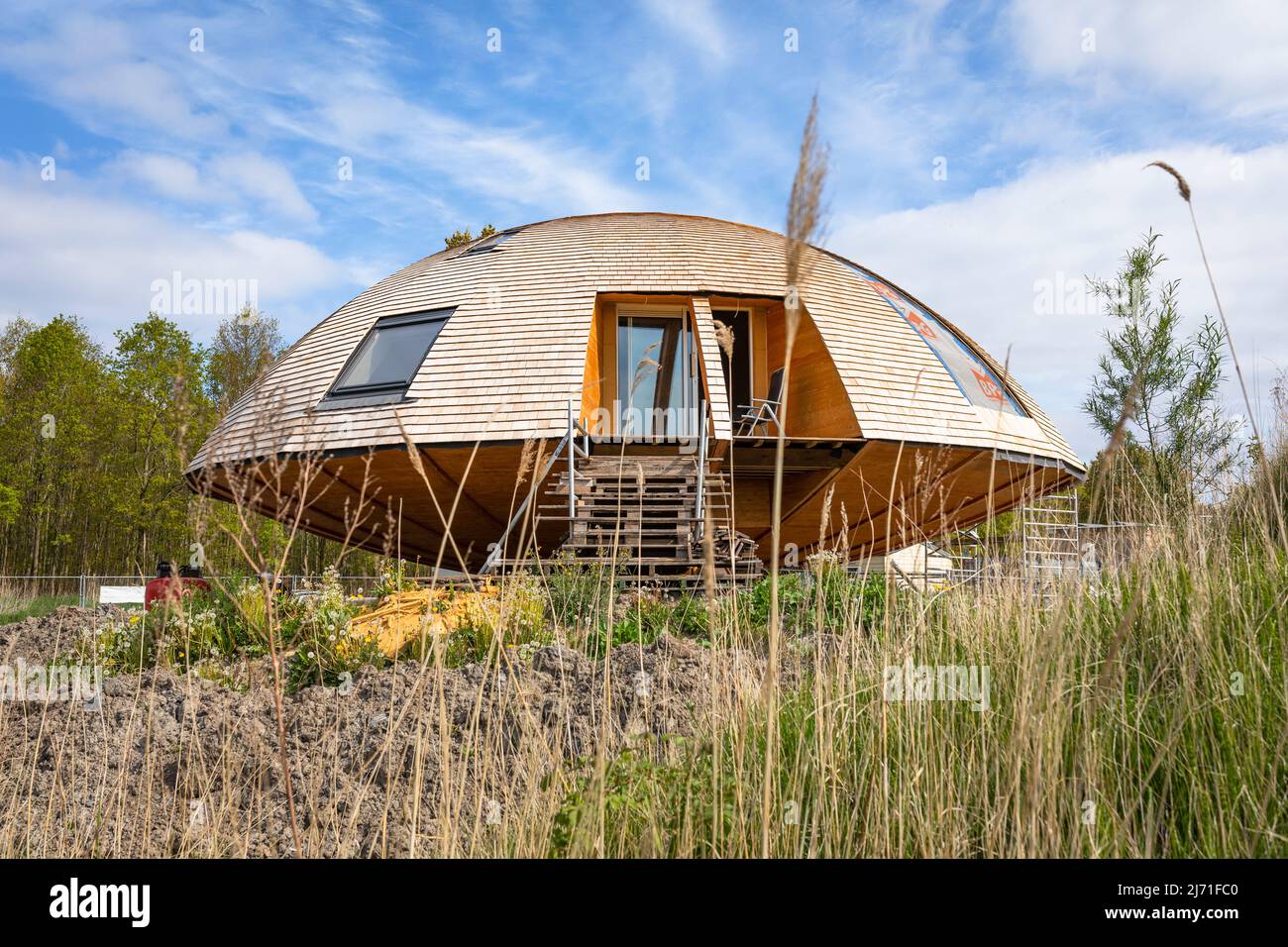 Edificio ecologico UFO a forma di cupola nel villaggio ecologico Oosterwold Almere nei Paesi Bassi Foto Stock