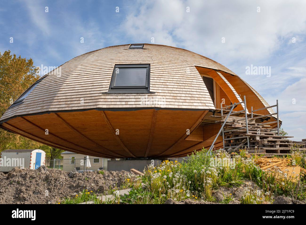 Edificio ecologico UFO a forma di cupola nel villaggio ecologico Oosterwold Almere nei Paesi Bassi Foto Stock