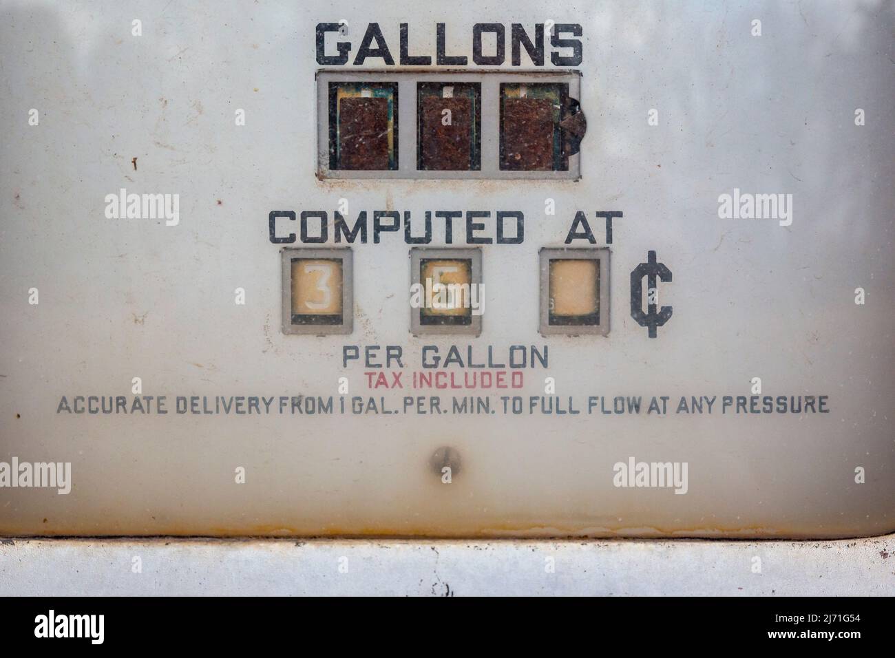 Gate, Oklahoma - una vecchia pompa di gas ad una stazione di rifornimento abbandonata nel Panhandle dell'Oklahoma offre benzina a 35 centesimi per gallone. Foto Stock