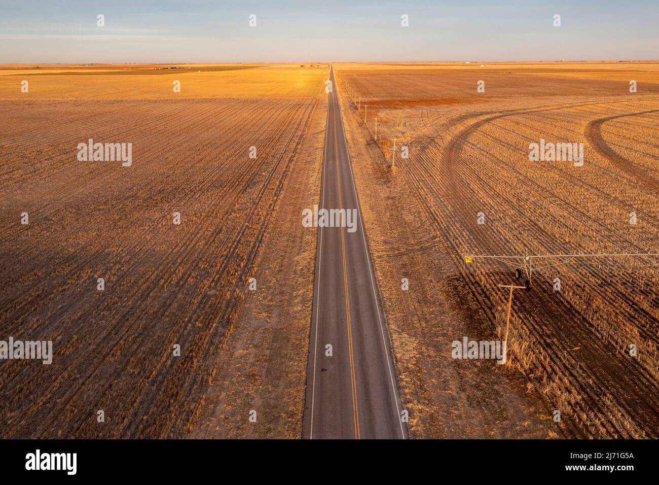 Turpin, Oklahoma - l'autostrada US 64 corre tra le fattorie nel Panhandle dell'Oklahoma. Foto Stock Turpin, Oklahoma - l'autostrada US 64 corre tra le fattorie nel Panhandle dell'Oklahoma. Foto Stock