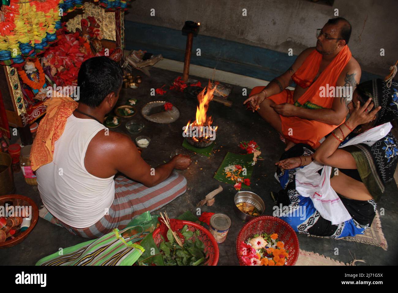 Persone che si esibiscono in Havan, Odisha, India Foto Stock