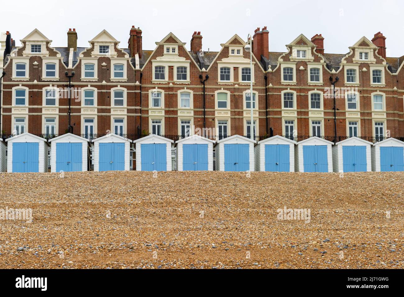 Case di Gable di ispirazione olandese con le capanne della spiaggia nella rotonda in anticipo sul fronte del mare a Bexhill-on-Sea, Sussex orientale, Inghilterra Foto Stock