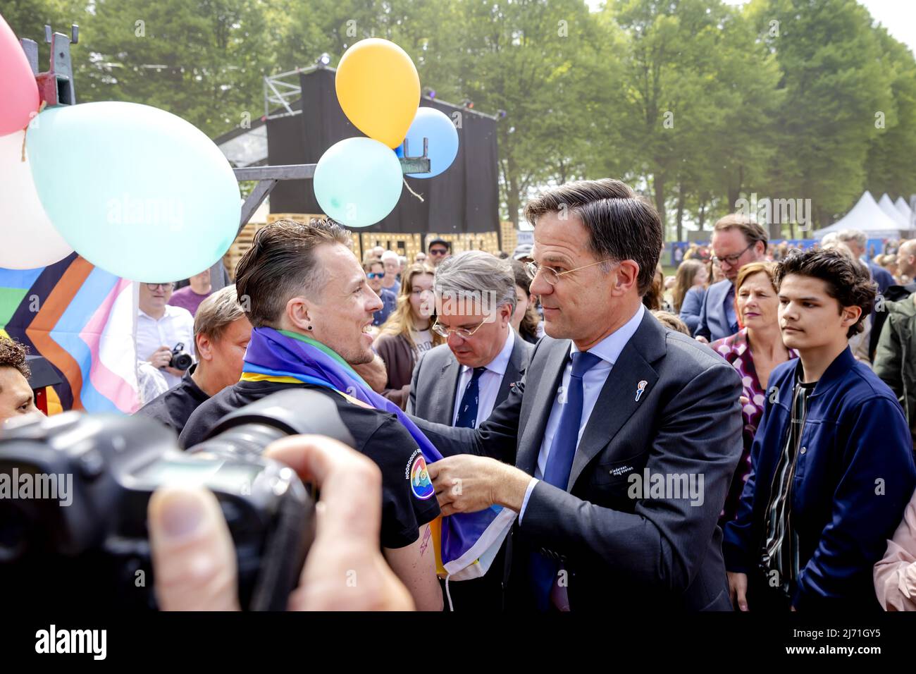 2022-05-05 14:09:22 DEN B.S. - il primo Ministro Mark Rutte visita lo stand del COC (un gruppo di interesse per omosessuali, lesbiche, bisessuali, transessuali e persone con una condizione intersessuale, LGBTI's) dopo che il fuoco di liberazione è stato acceso al Brabante Festival Liberazione. Illuminazione il fuoco della libertà è il segnale di partenza per tutte le attività del giorno della Liberazione. ANP ROBIN VAN LONKHUIJSEN olanda OUT - belgio OUT Foto Stock