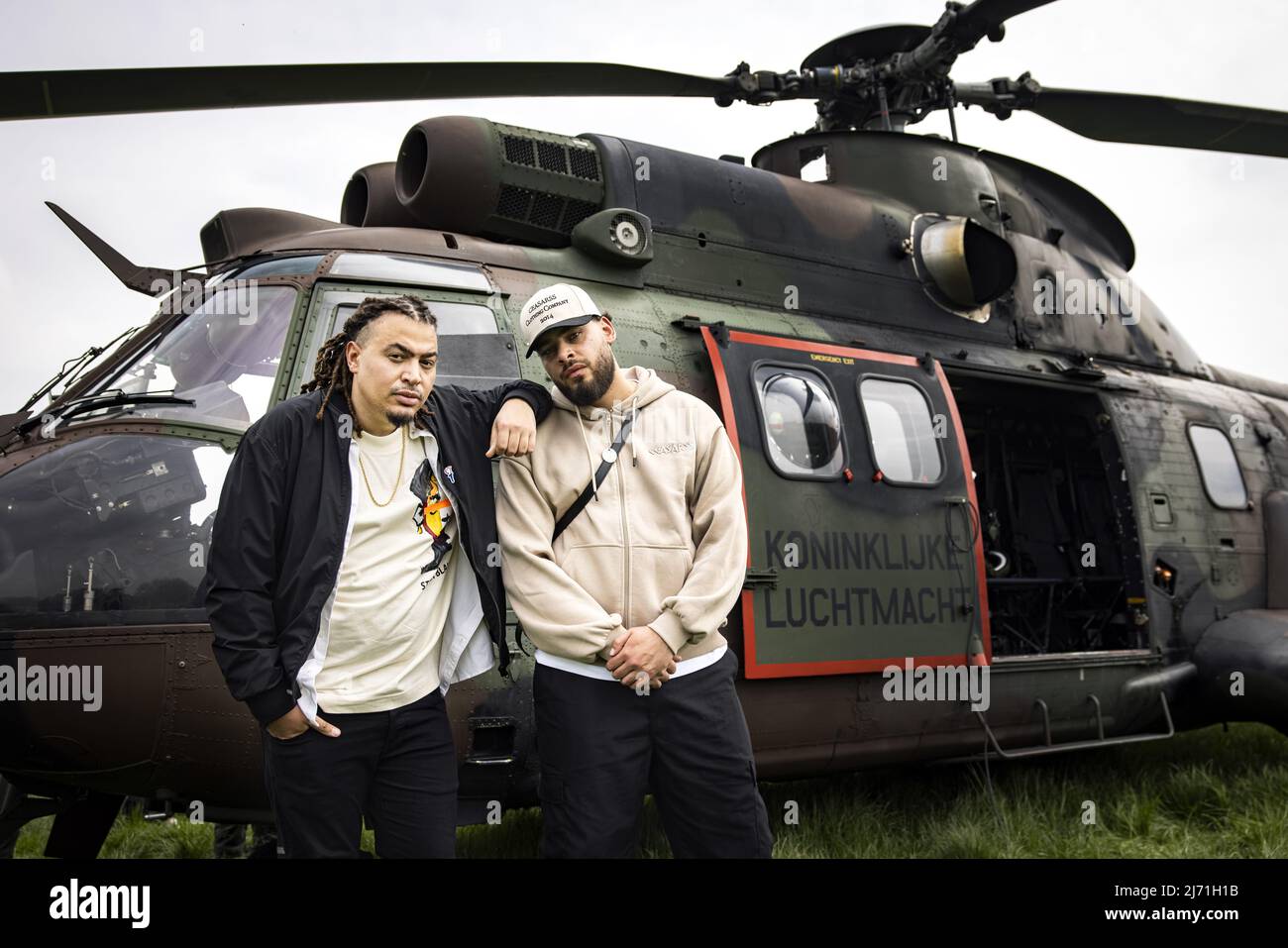 2022-05-05 13:24:29 UTRECHT - Rapper Fresku come Ambasciatore della libertà di fronte all'elicottero con il quale visiterà i Festival della Liberazione. ANP RAMON VAN FLYMEN olanda OUT - belgio OUT Foto Stock