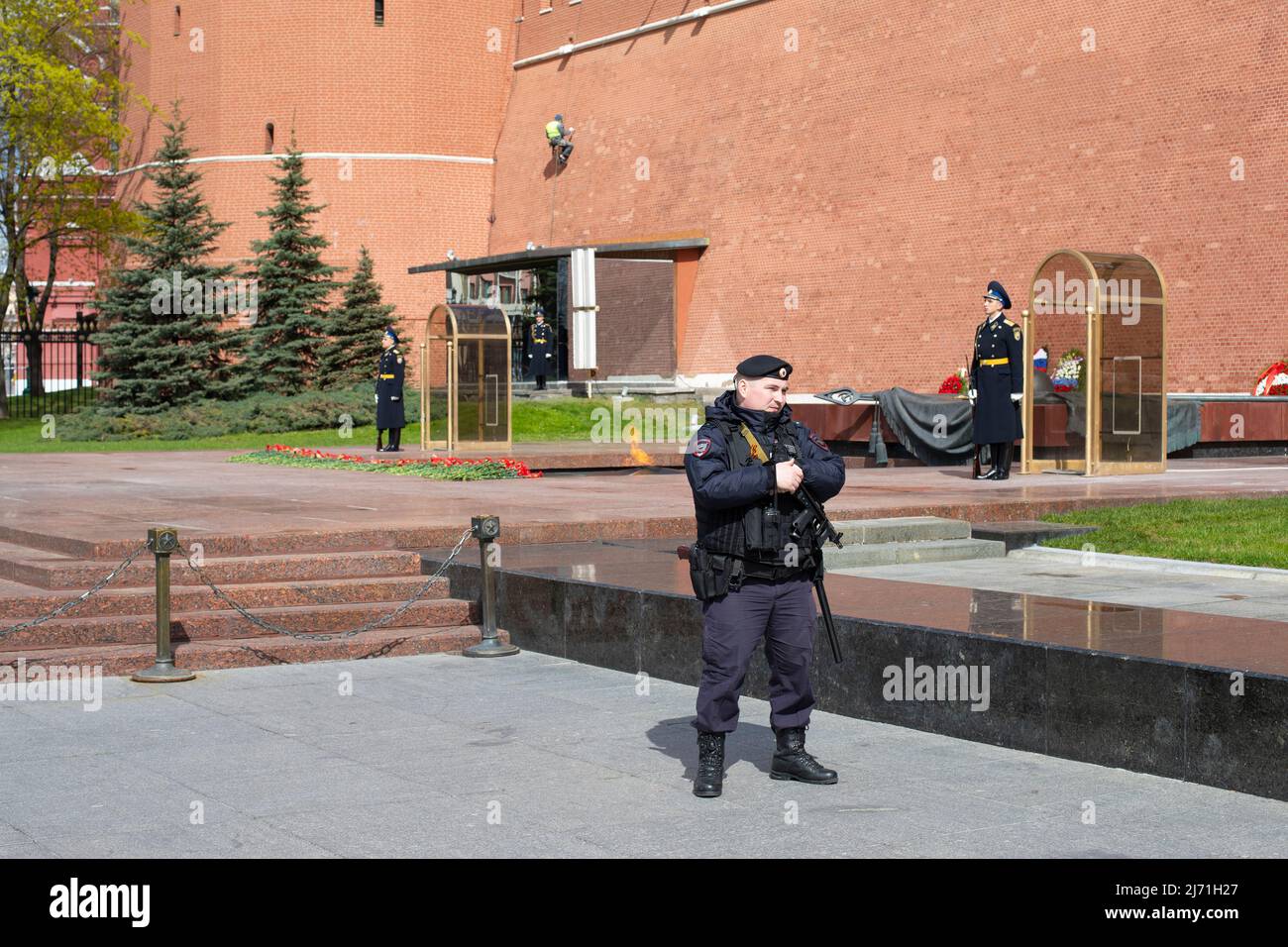 Mosca, Russia - 4 maggio 2022: Piazza Rossa, guardia d'onore alla fiamma eterna. Rafforzare la protezione degli oggetti popolari nella capitale Foto Stock