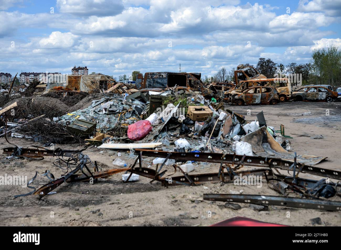 BUCHA, UCRAINA - 4 MAGGIO 2022 - le automobili danneggiate come conseguenza di shelling russo sono immagazzinate in un cimitero di automobile, Bucha, regione di Kyiv, Ukrain nord Foto Stock