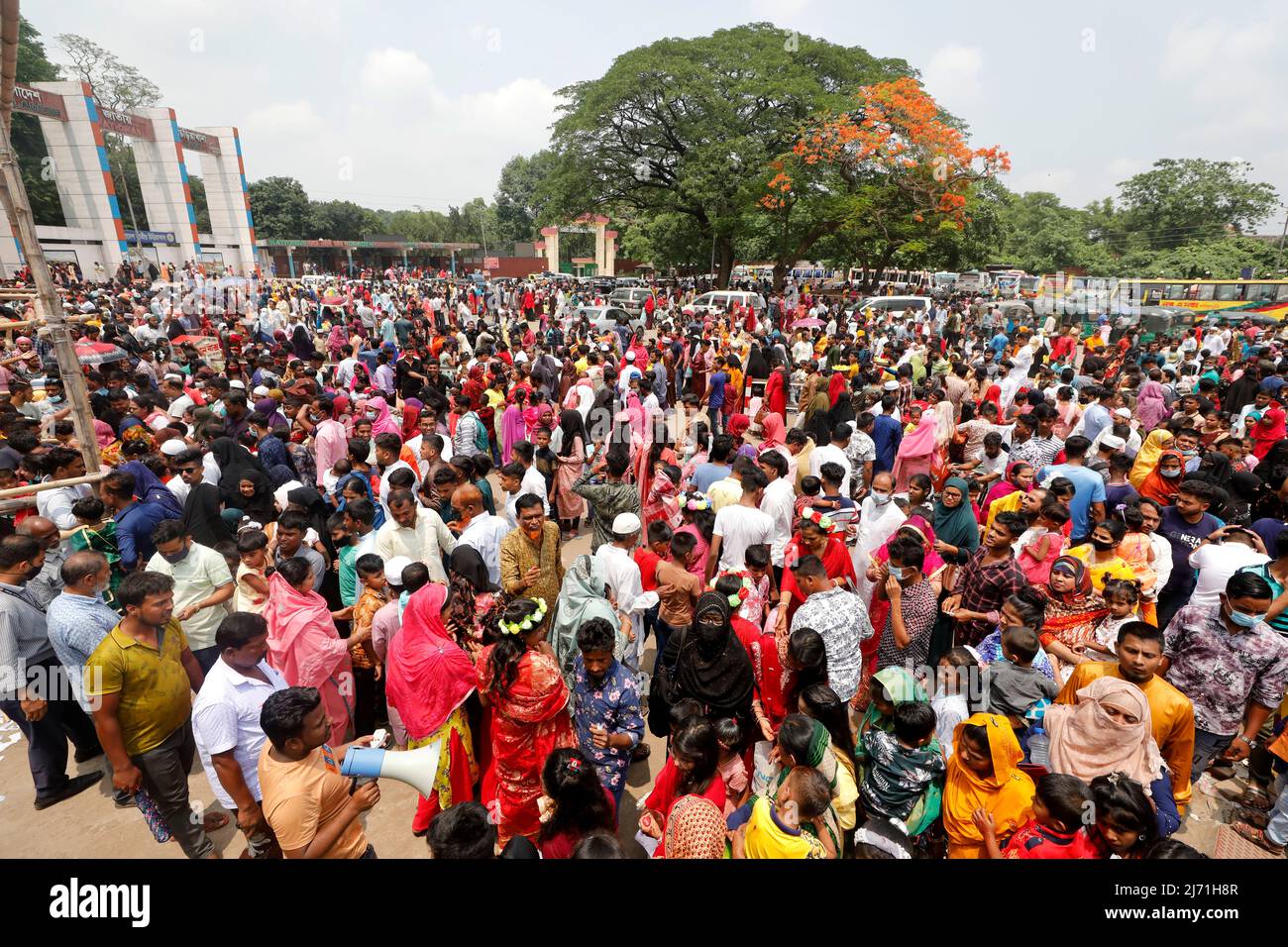 Dhaka, Bangladesh - 05 maggio 2022: Dopo due anni di chiusura causata da pandemia, la riapertura dello Zoo Nazionale di Dhaka è stata salutata da migliaia di visi Foto Stock