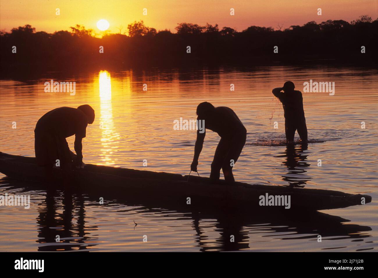 La gente locale dell'Amazzonia brasiliana. Canoa, imbarcazioni da pesca. Foto Stock