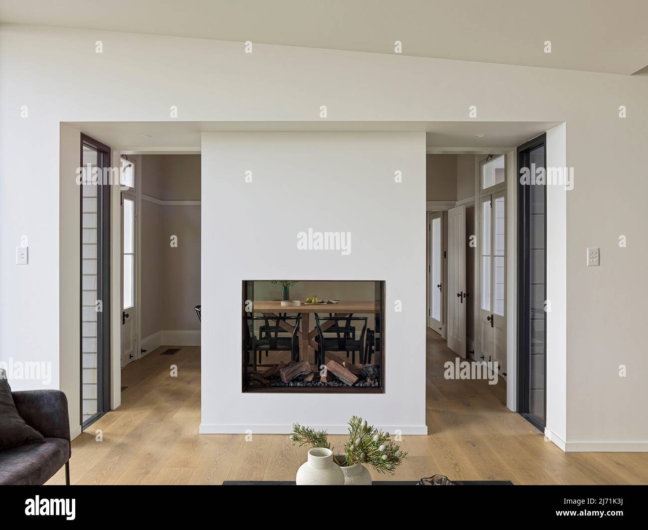 Vista dal soggiorno alla sala da pranzo. Balmain House, Balmain, Australia. Architetto: TW Architects, 2022. Foto Stock