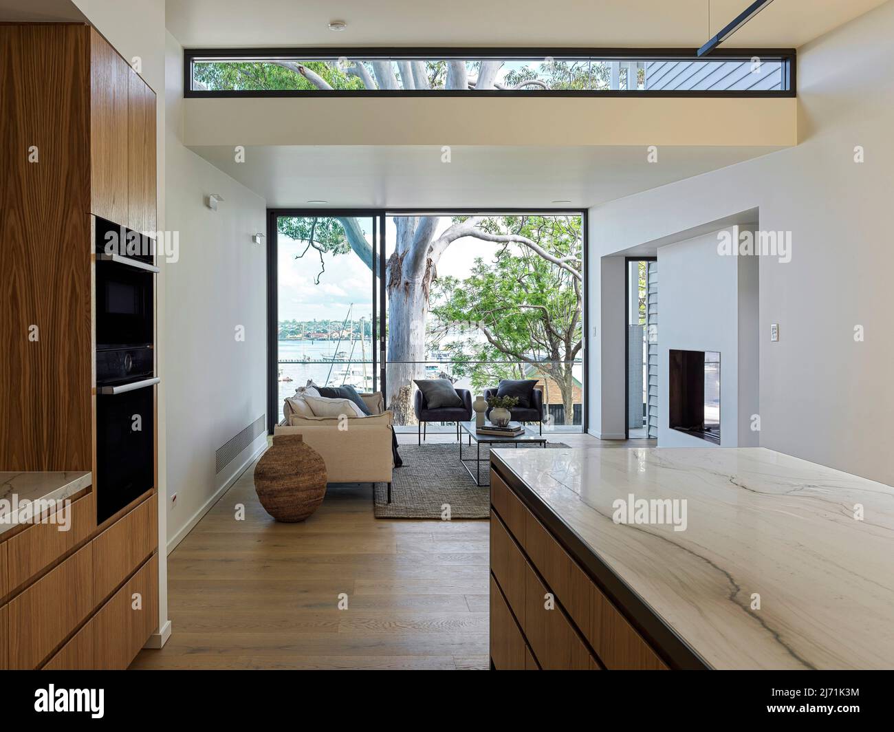 Cucina e soggiorno. Balmain House, Balmain, Australia. Architetto: TW Architects, 2022. Foto Stock