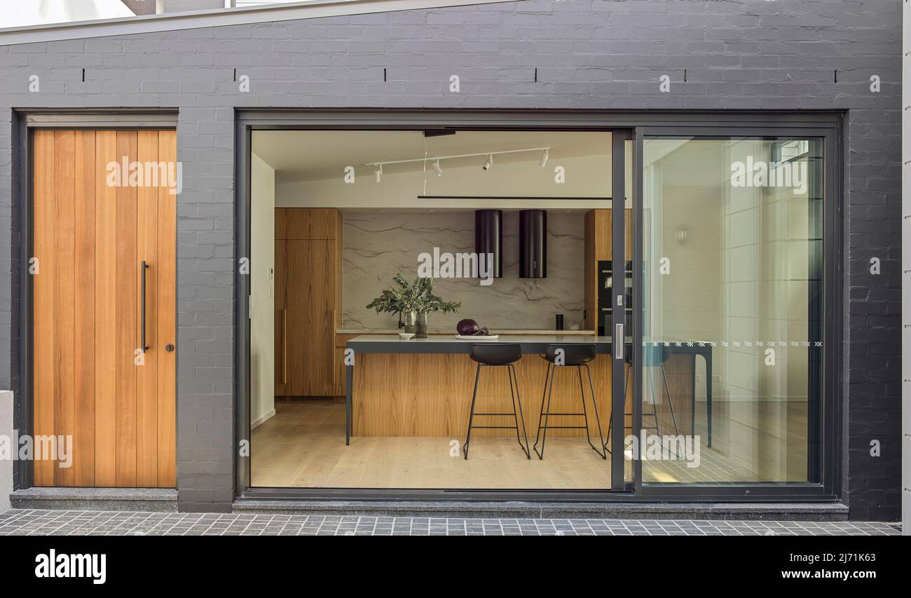 Si affaccia sulla cucina dal cortile anteriore. Balmain House, Balmain, Australia. Architetto: TW Architects, 2022. Foto Stock