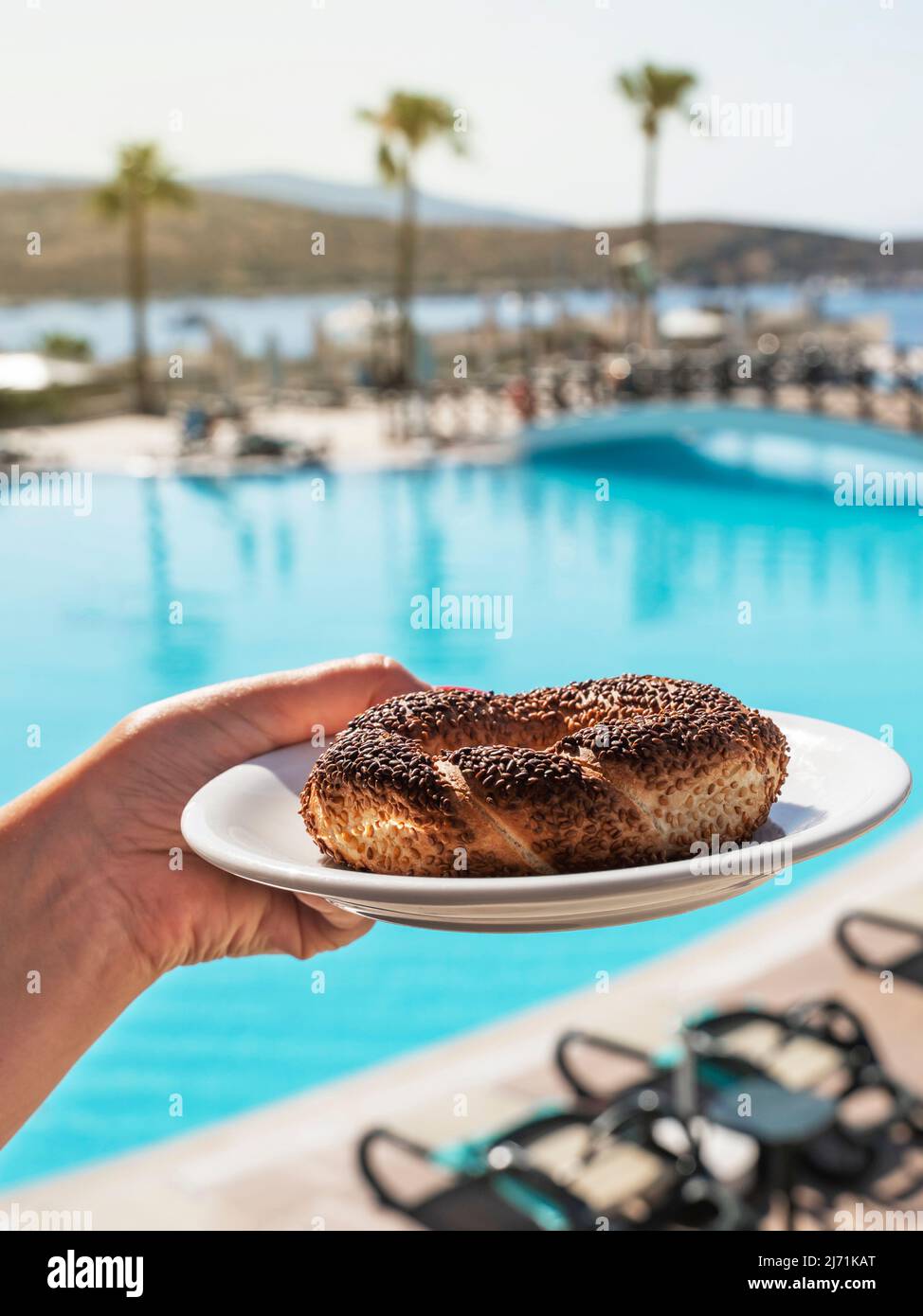 La donna sta tenendo un bagel. Carattere nazionale. Verticale. Foto Stock