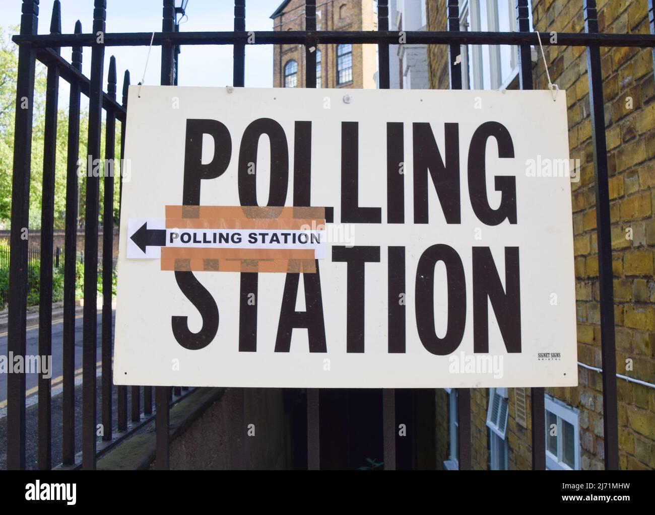 Londra, Regno Unito. 5th maggio 2022. Un cartello della stazione di polling nel centro di Londra durante le elezioni locali. Credit: Vuk Valcic/Alamy Live News Foto Stock