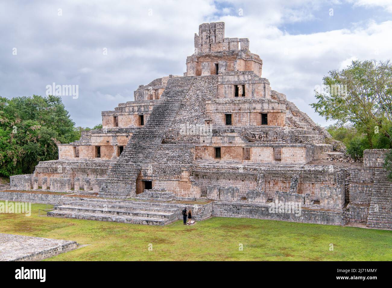 Tempio principale (Tempio dei cinque magazzini) presso il sito archeologico Maya di Edzna nello stato di Campeche, Messico Foto Stock