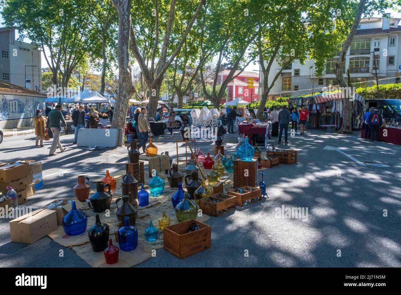 Bottiglie di vetro colorate in vendita al mercato cittadino di Cascais, Portogallo Foto Stock