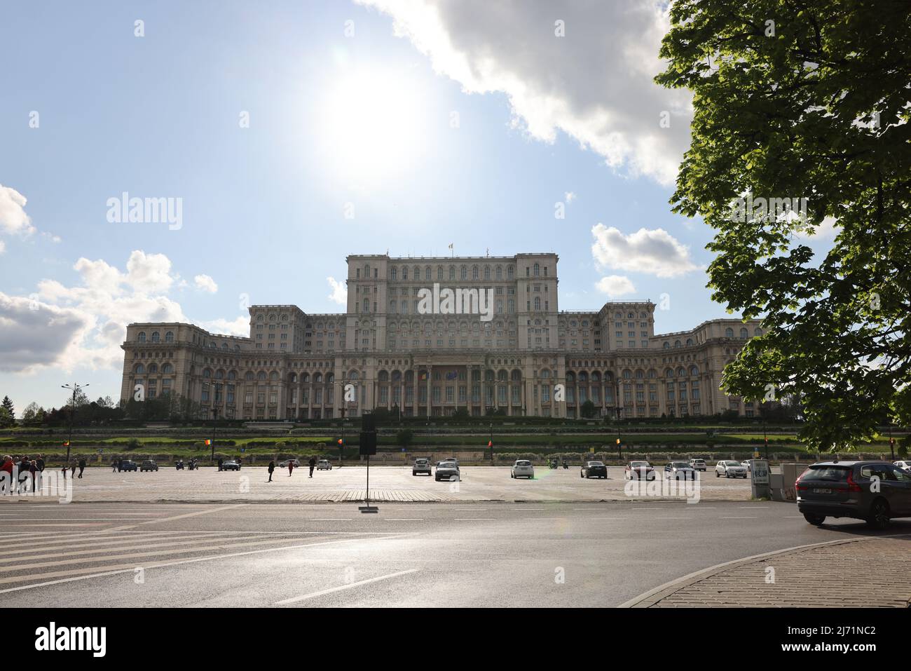 Nuvole scure sopra Casa del popolo a Bucarest, Romania, che è il 2nd più grande edificio del mondo; sede del parlamento rumeno; concettuale Foto Stock