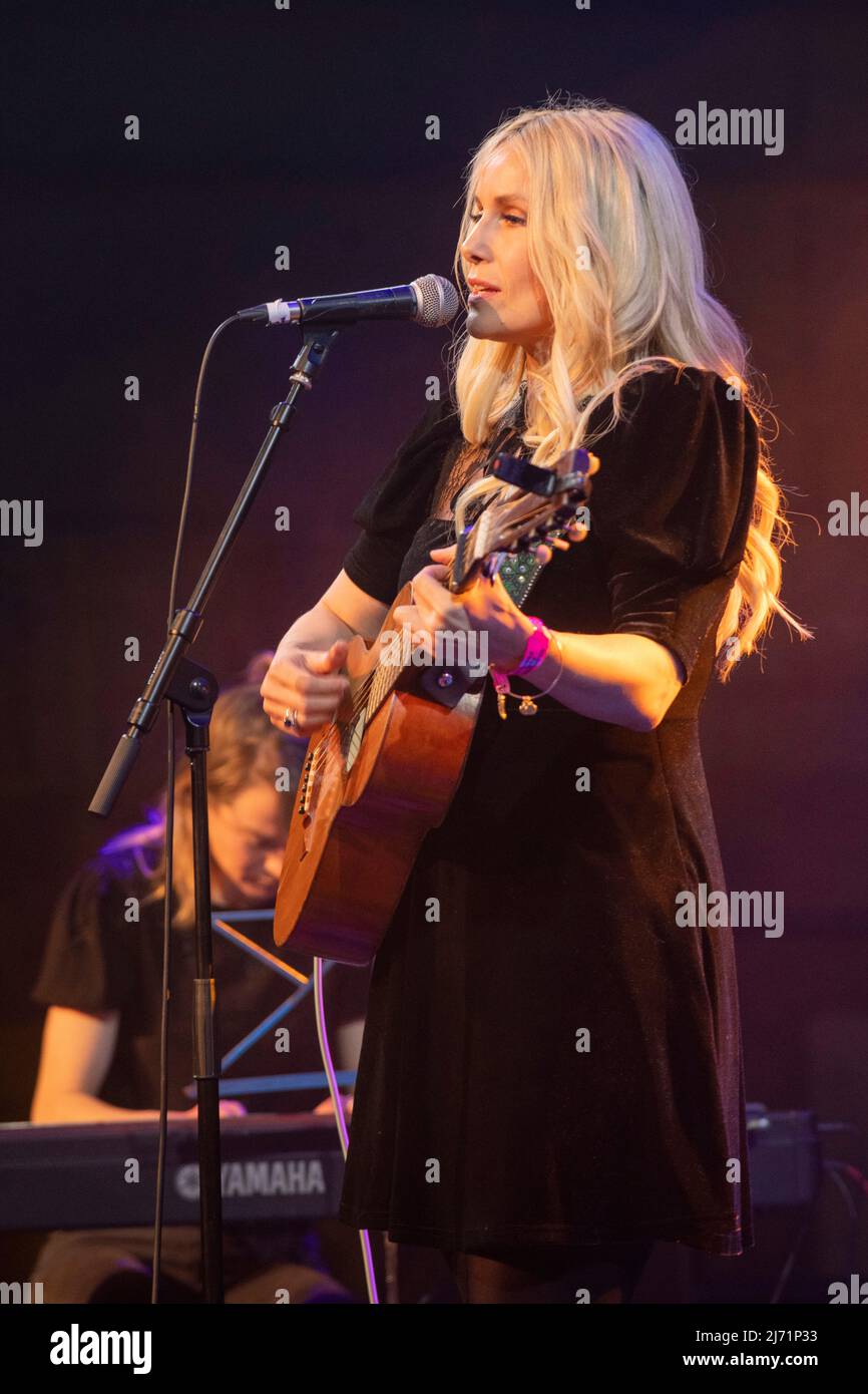 Heidi Talbot cantante e cantautore folk irlandese che suona al Festival del Folk Shetland 2022 nel Clickimin Center, Shetland Foto Stock