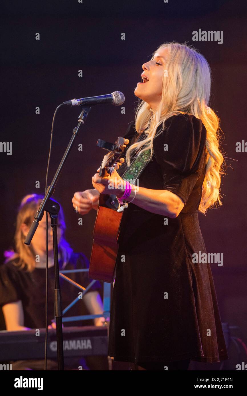 Heidi Talbot cantante e cantautore folk irlandese che suona al Festival del Folk Shetland 2022 nel Clickimin Center, Shetland Foto Stock