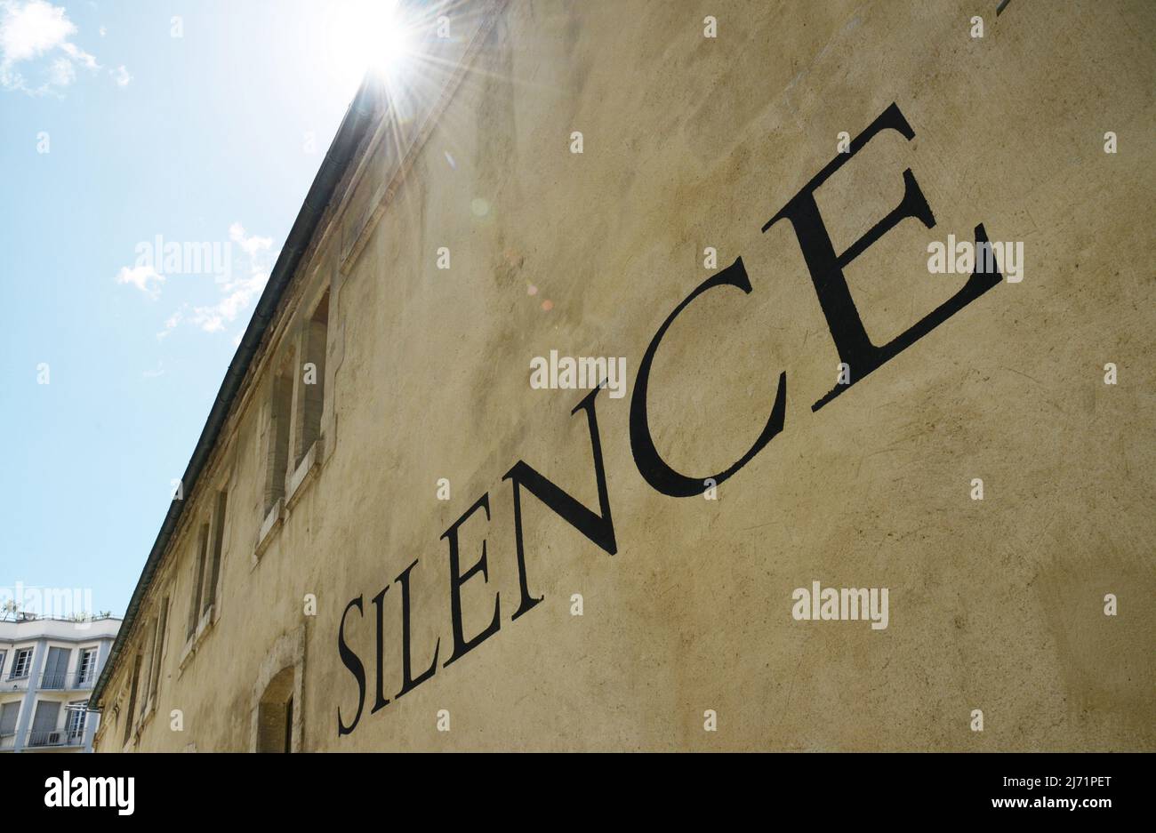 Francia. Vaucluse (84). Avignone. 'Silence'. L'artista Lawrence Weimer ha dipinto un sacco di frasi sul muro del vecchio palazzo che ospita le opere Foto Stock