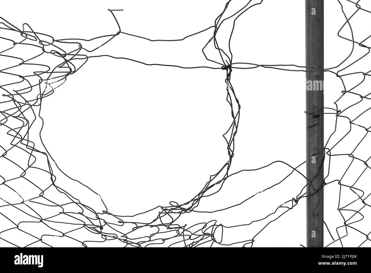 I fili aggrovigliati danneggiano le forme astratte della recinzione. Sfondo bianco e nero con spazio di copia. Foto Stock