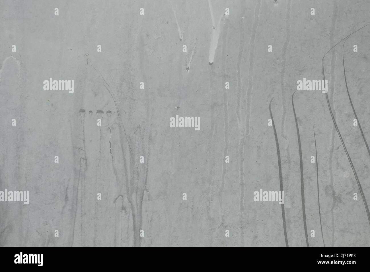 Superficie in vetro bianco sporco verniciato con polvere e graffi. Grunge sfondo con spazio di copia. Foto Stock