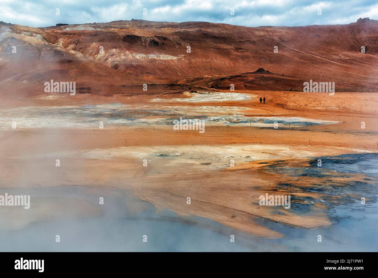 Vapore da fumarole, escursionisti in rosso-arancio paesaggio vulcanico, cresta Namafjall, Hveraroend zona geotermica, anche Hverir o Namaskard, Myvatn Foto Stock