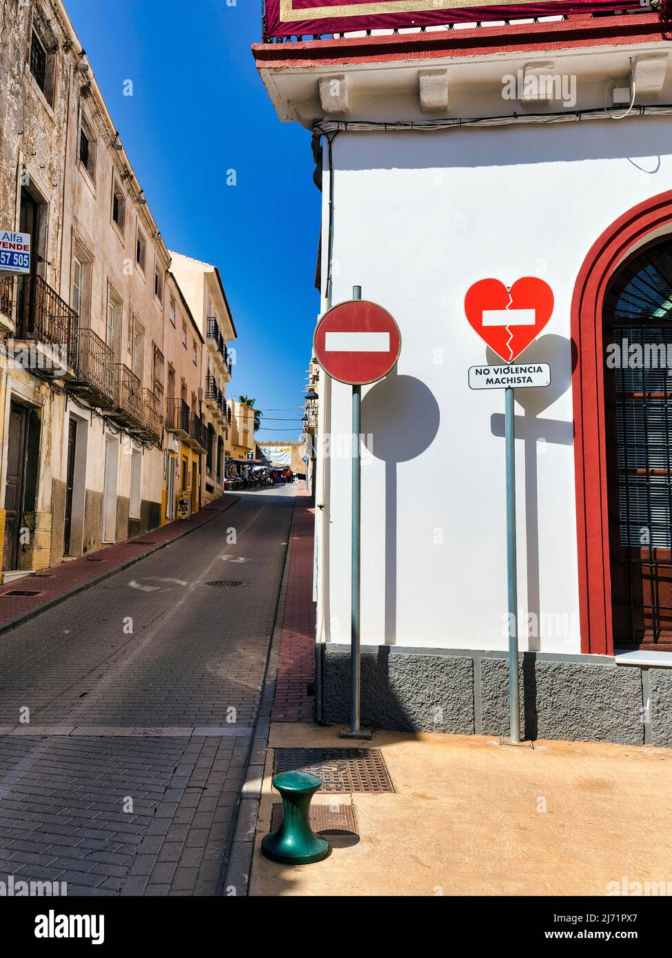 Zwei Verkehrsschilder in der Altstadt, Einfahrt verboten, gebrochenes Herz, Aufschrift No Violencia Machista in einer Kampagne gegen haeusliche Foto Stock