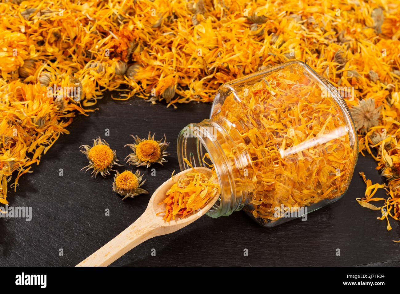 Caléndula officinalis Hierba Asterácea - fiori di calendula essiccati Foto Stock