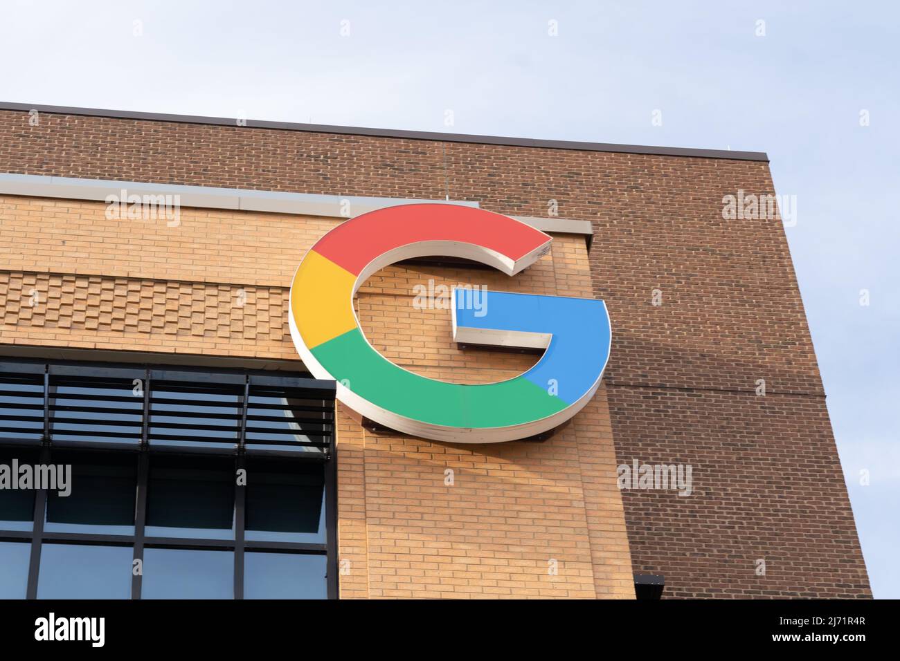 Detroit, Michigan, Stati Uniti d'America - 26 dicembre 2021: Un primo piano del logo Google sul palazzo. Foto Stock