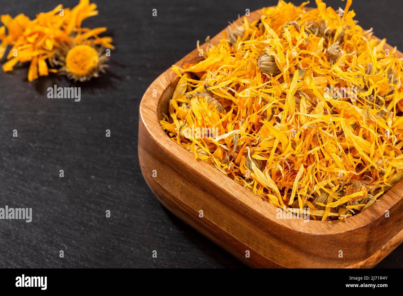 Caléndula officinalis Hierba Asterácea - fiori di calendula essiccati Foto Stock