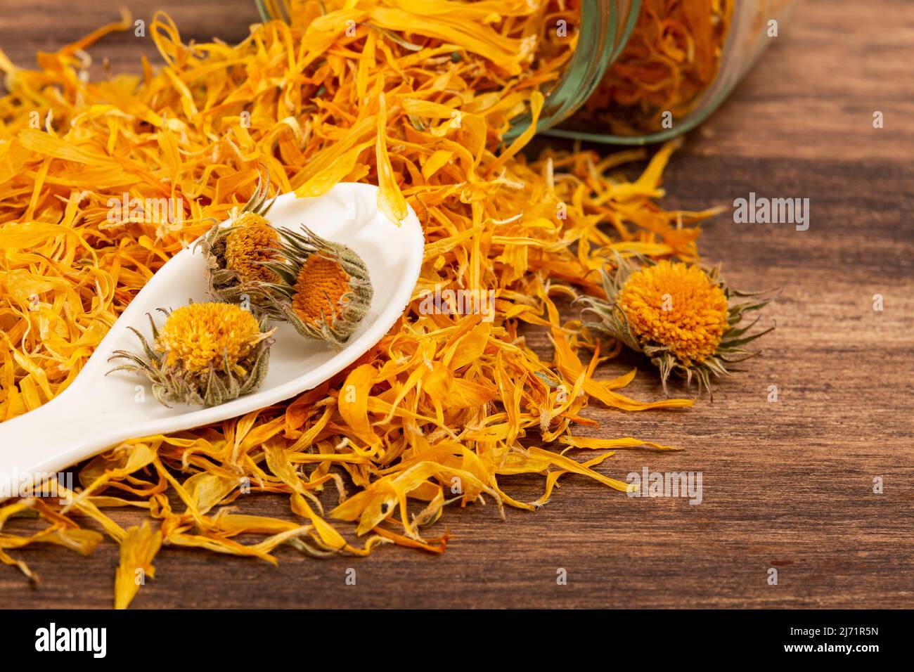 Caléndula officinalis Hierba Asterácea - fiori di calendula essiccati Foto Stock