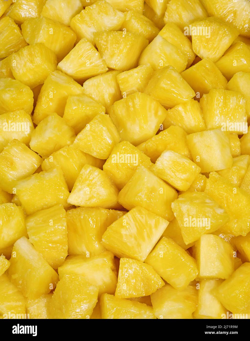 Ananas tagliato in pezzi succosi. Immagine da lucidi da 4x5 pollici. Foto Stock