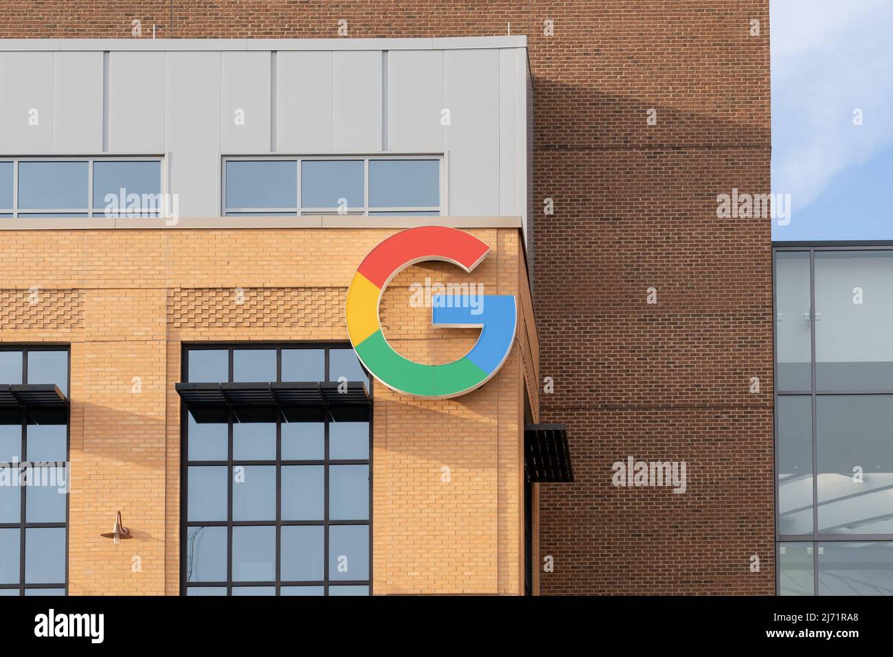 Detroit, Michigan, Stati Uniti d'America - 26 dicembre 2021: Logo di Google sul suo edificio di uffici a Detroit, Michigan, Stati Uniti d'America Foto Stock