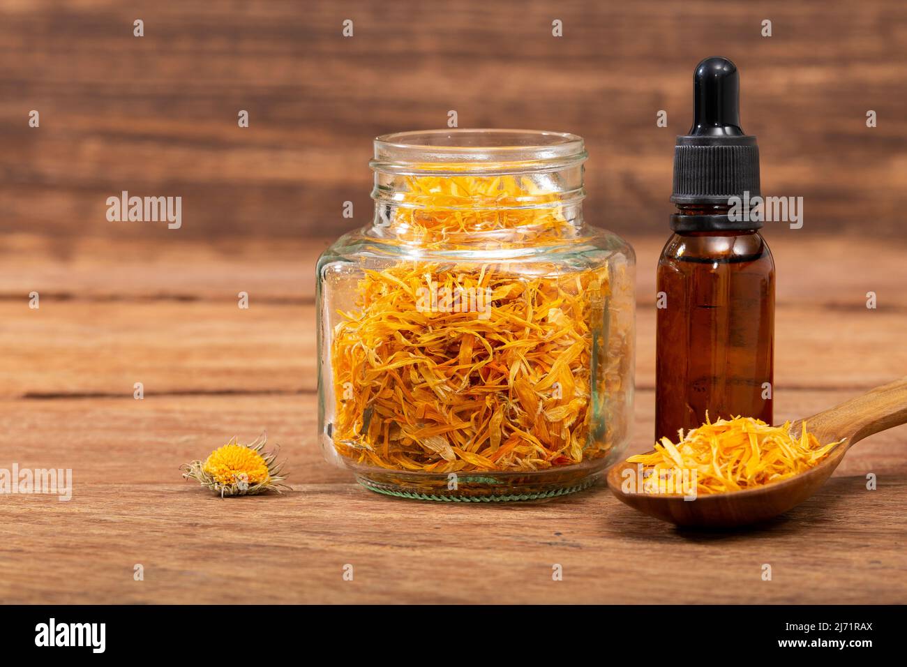 Calendula officinalis - olio Calendula in Drosipper cosmetico scuro Foto Stock