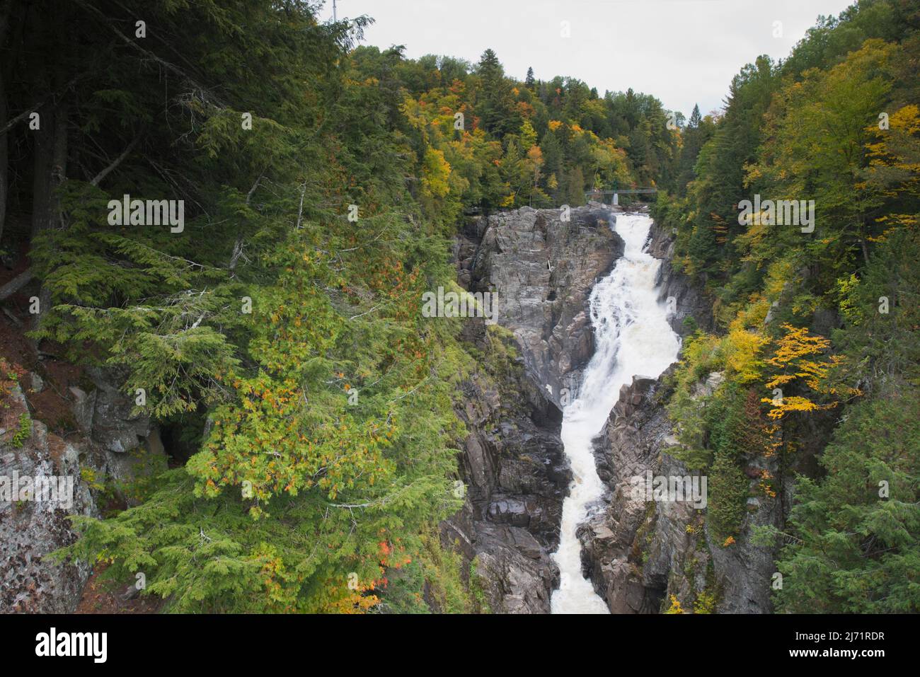 Wasserfall im Grand Canyon des Chutes Ste Anne, Quebec, Kanada Foto Stock