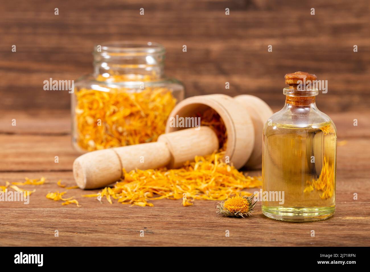 Calendula officinalis - olio Calendula in bottiglia di vetro Foto Stock
