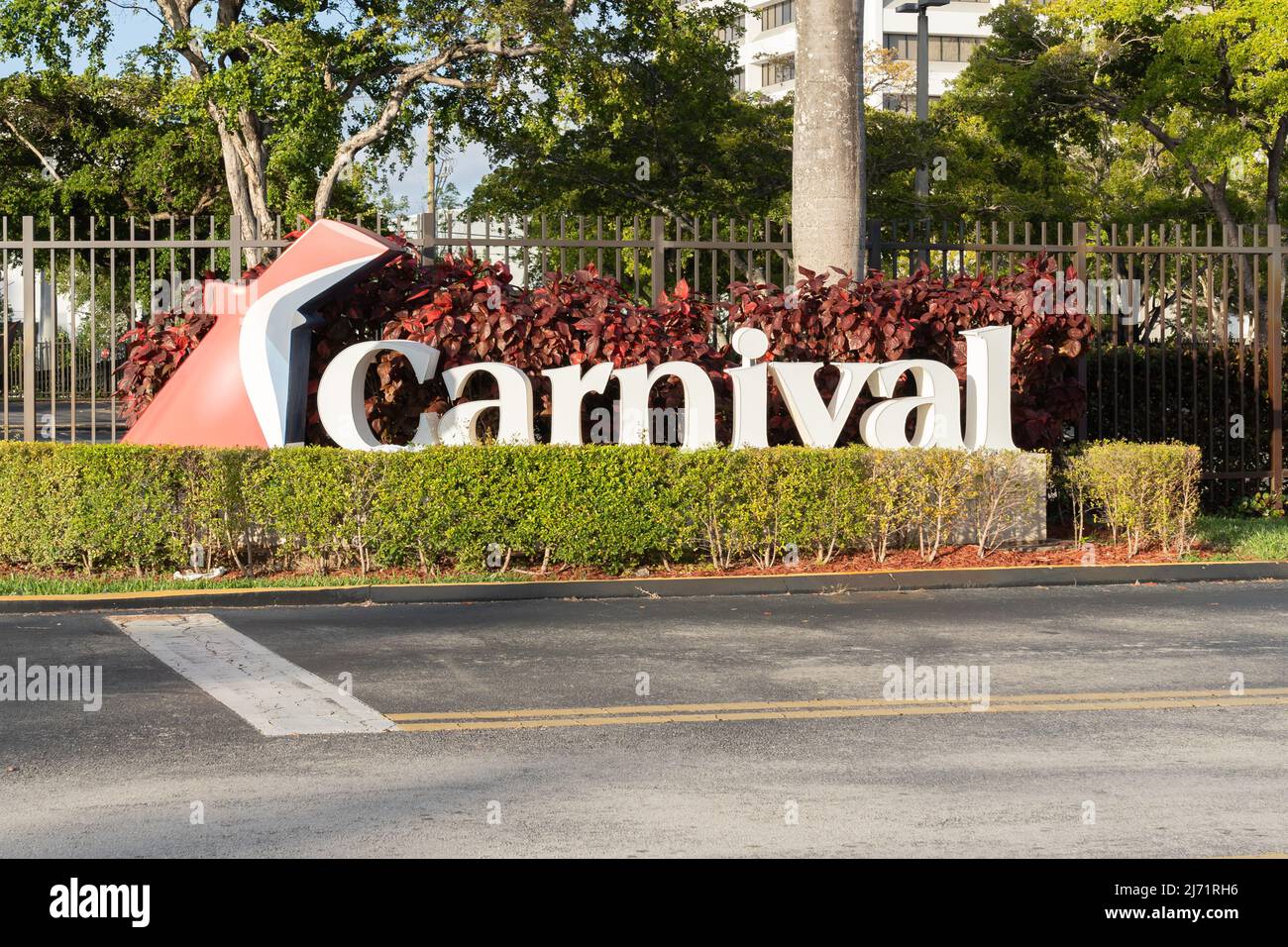 Miami, Florida, USA - 1 gennaio 2022: Cartello con il logo Carnival Cruise Line presso la sede centrale di Miami, Florida, USA. Foto Stock